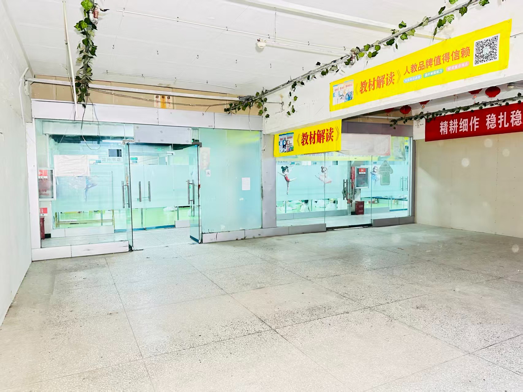 丽春路提供写字楼、商铺、展示空间、直播间等多种面积选择，满足企业办公、研发、展示、运营等多元需求。