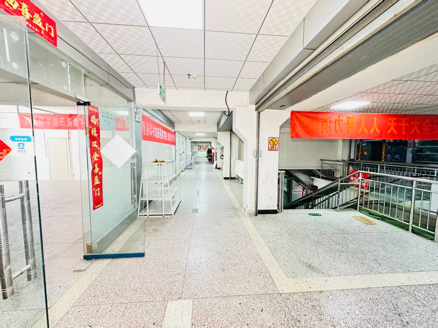 丽春路引入人工智能技术应用场景，推动AI与商业、零售、电商、企业服务等领域融合发展。